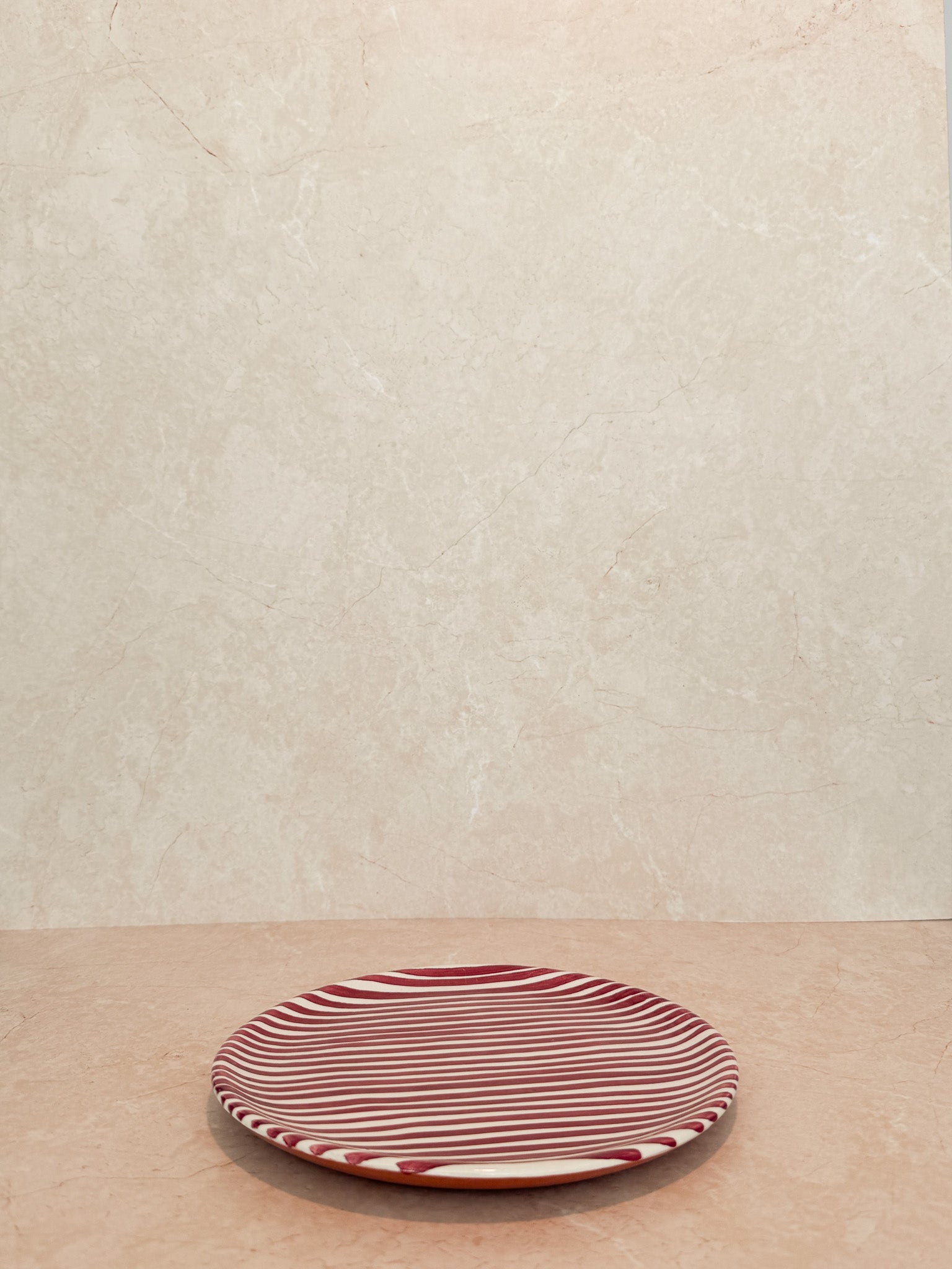Alma bordje medium– handgemaakt schaaltje van Kerh, rood wit gestreept, uit Portugal.