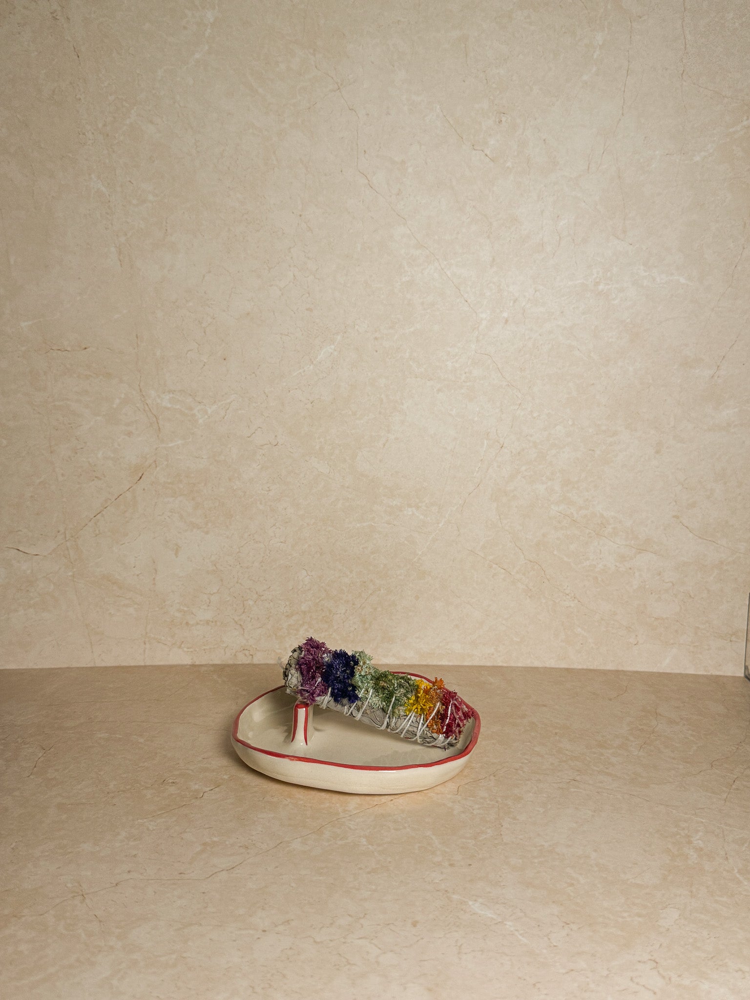 keramische smudge holder met rode omlijning