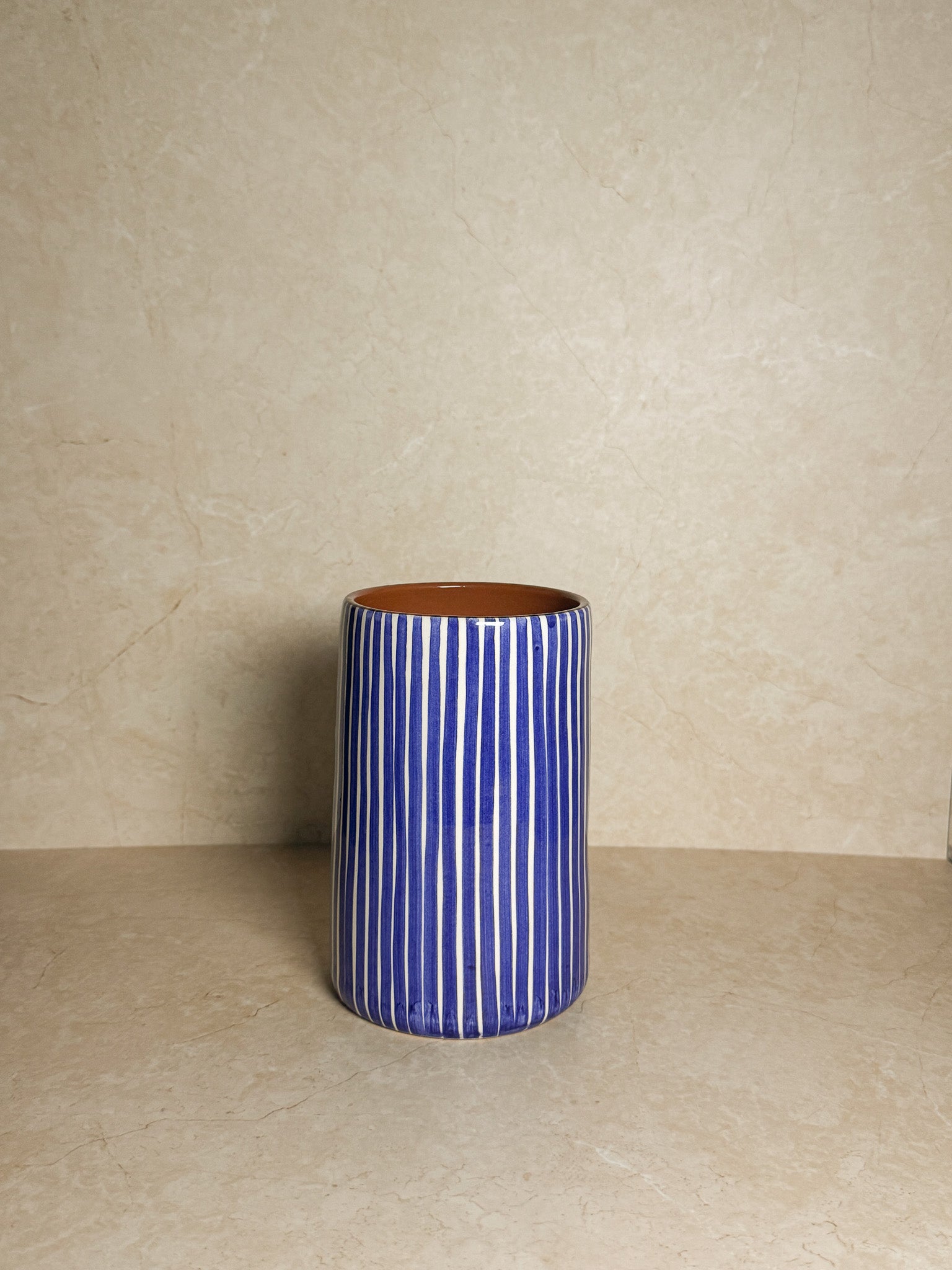 handgemaakte keramiek ronde vaas blauw wit gestreept