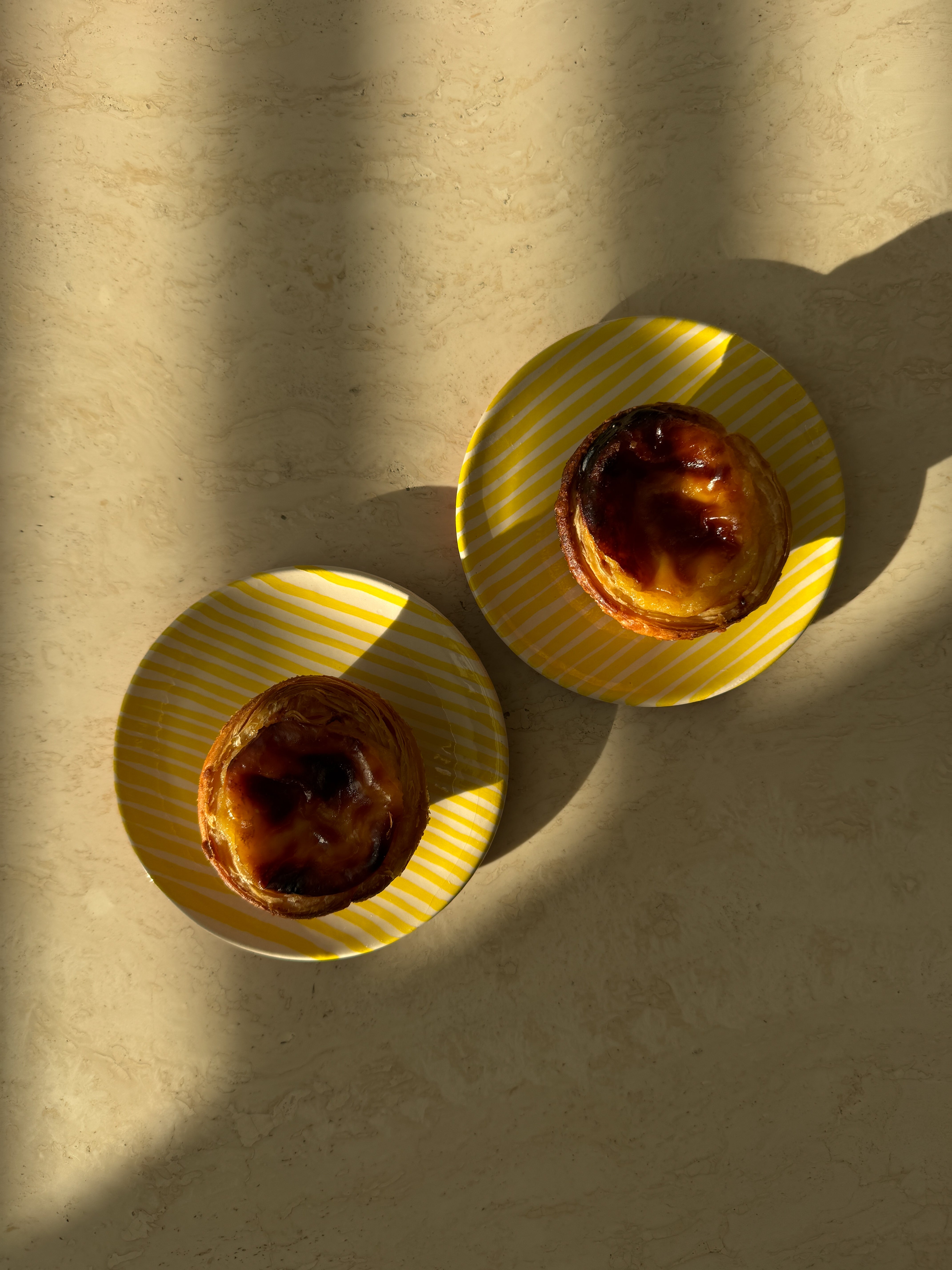 keramiek gebaksbordjes geel gestreept afgebeeld met pastel de nata