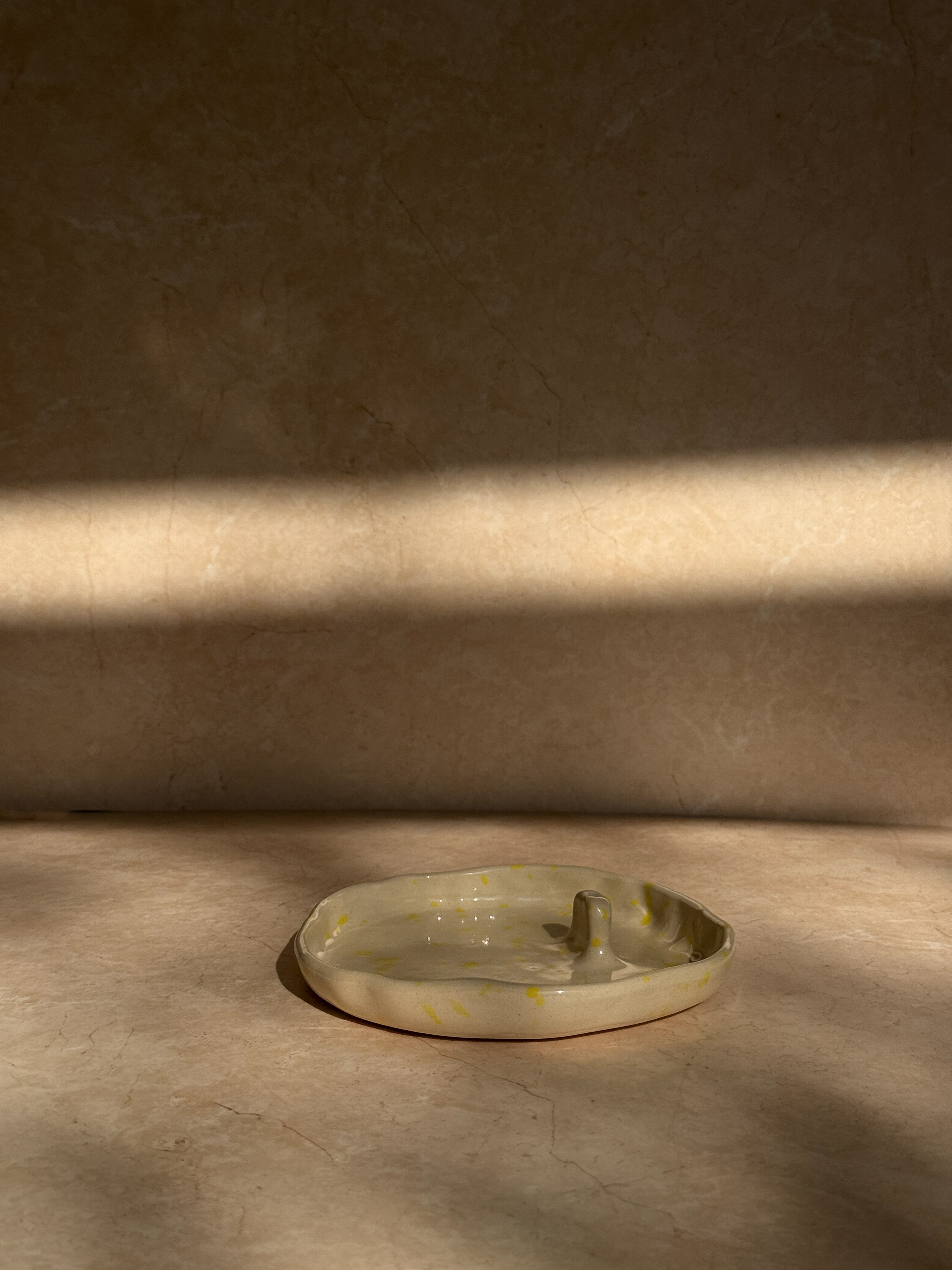 palo santo of smudge houder van keramiek met gele splatter