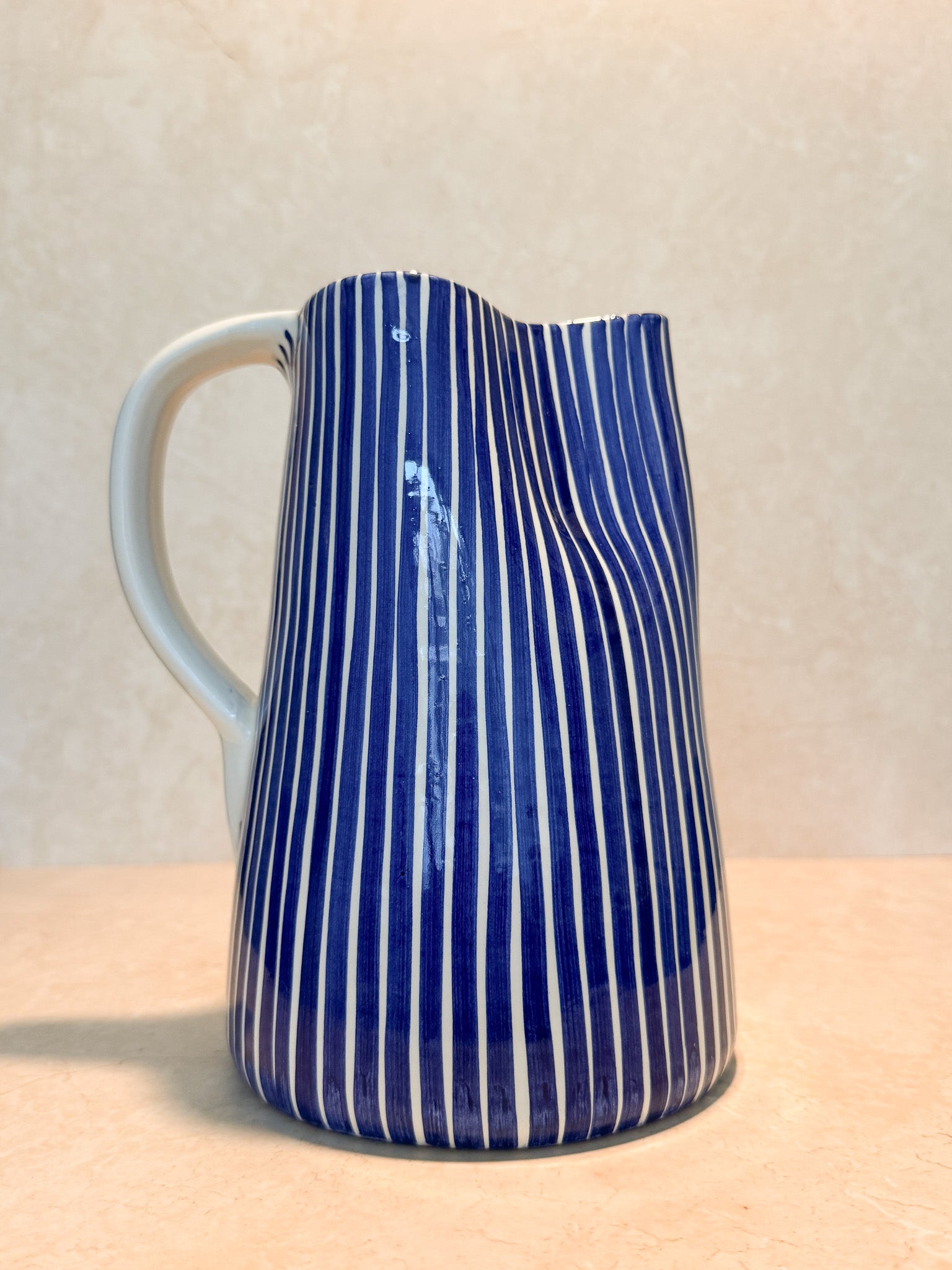 Handgemaakt keramiek vaas blauw wit gestreept met deuk 