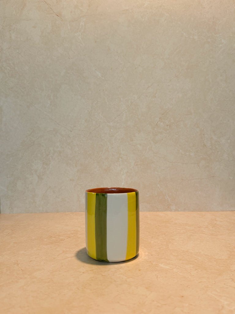 Mimo mok – handgemaakte keramieken mok van Kerh, gestreept groen wit en geel, gemaakt in Portugal