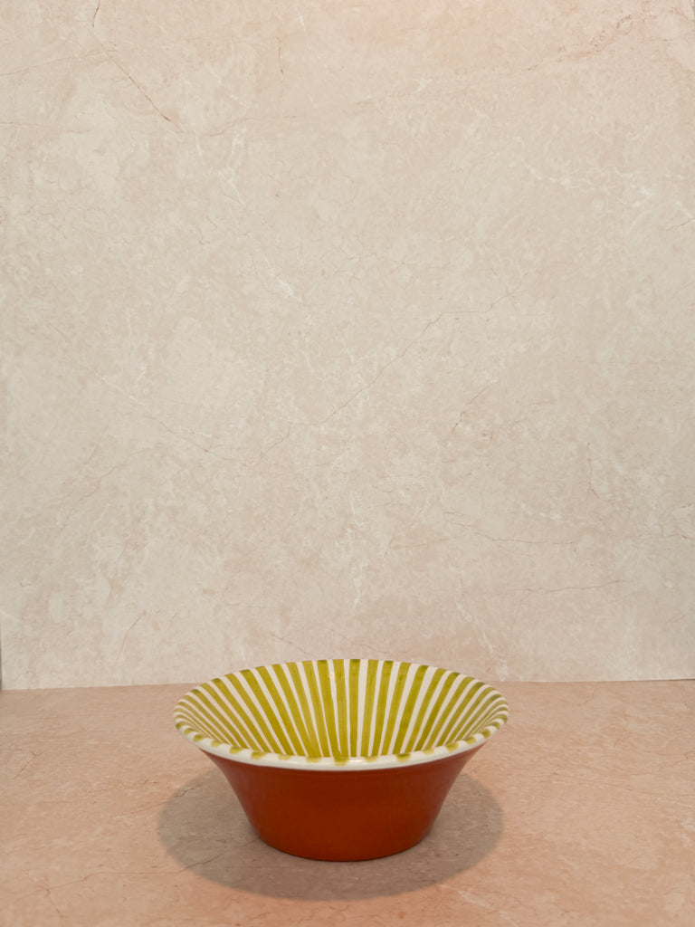 Terra schaaltje medium – handgemaakt schaaltje van Kerh, groen wit gestreept, uit Portugal.