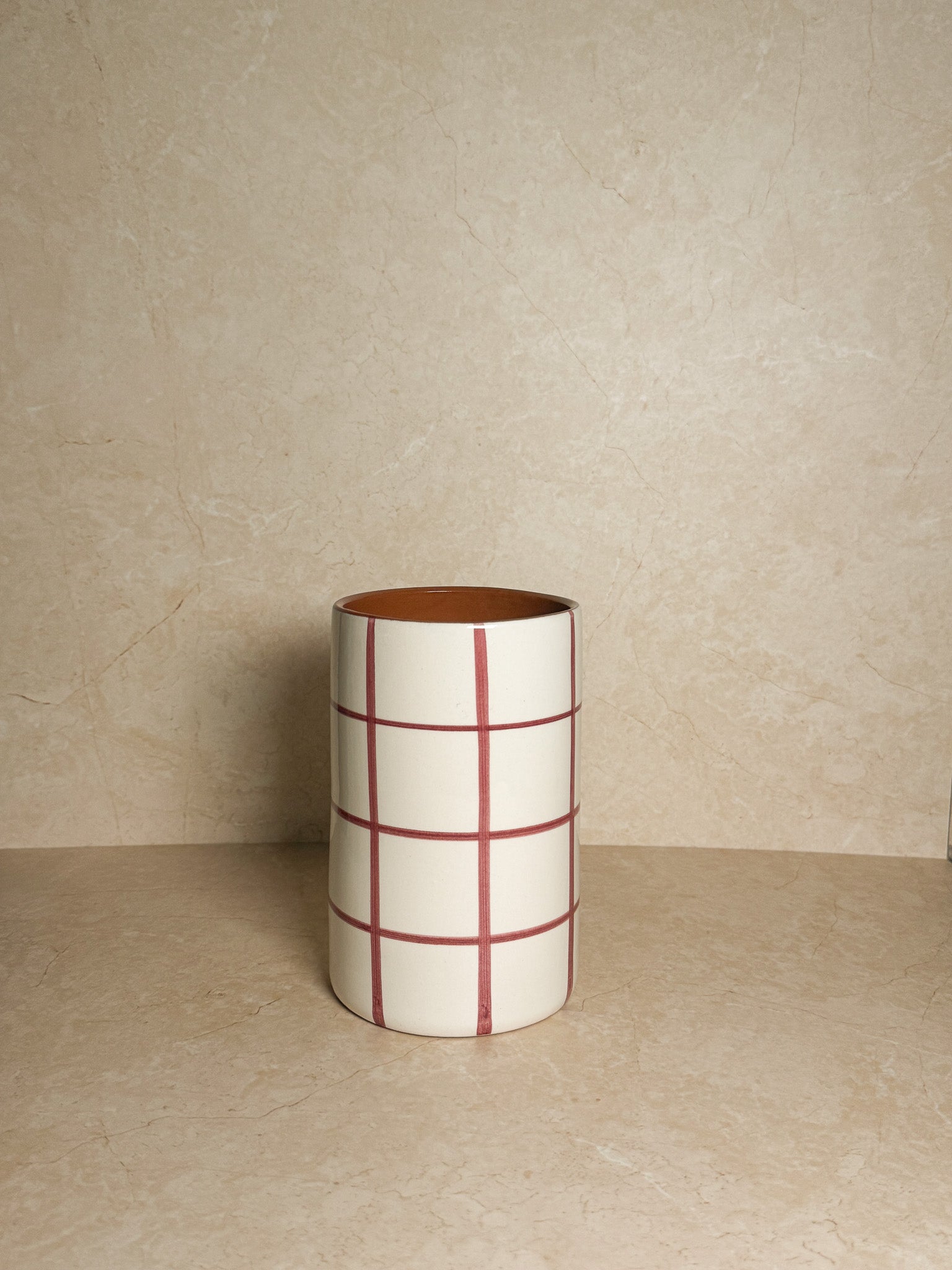rechte keramiek vaas met carmezin raster handgemaakt in portugal