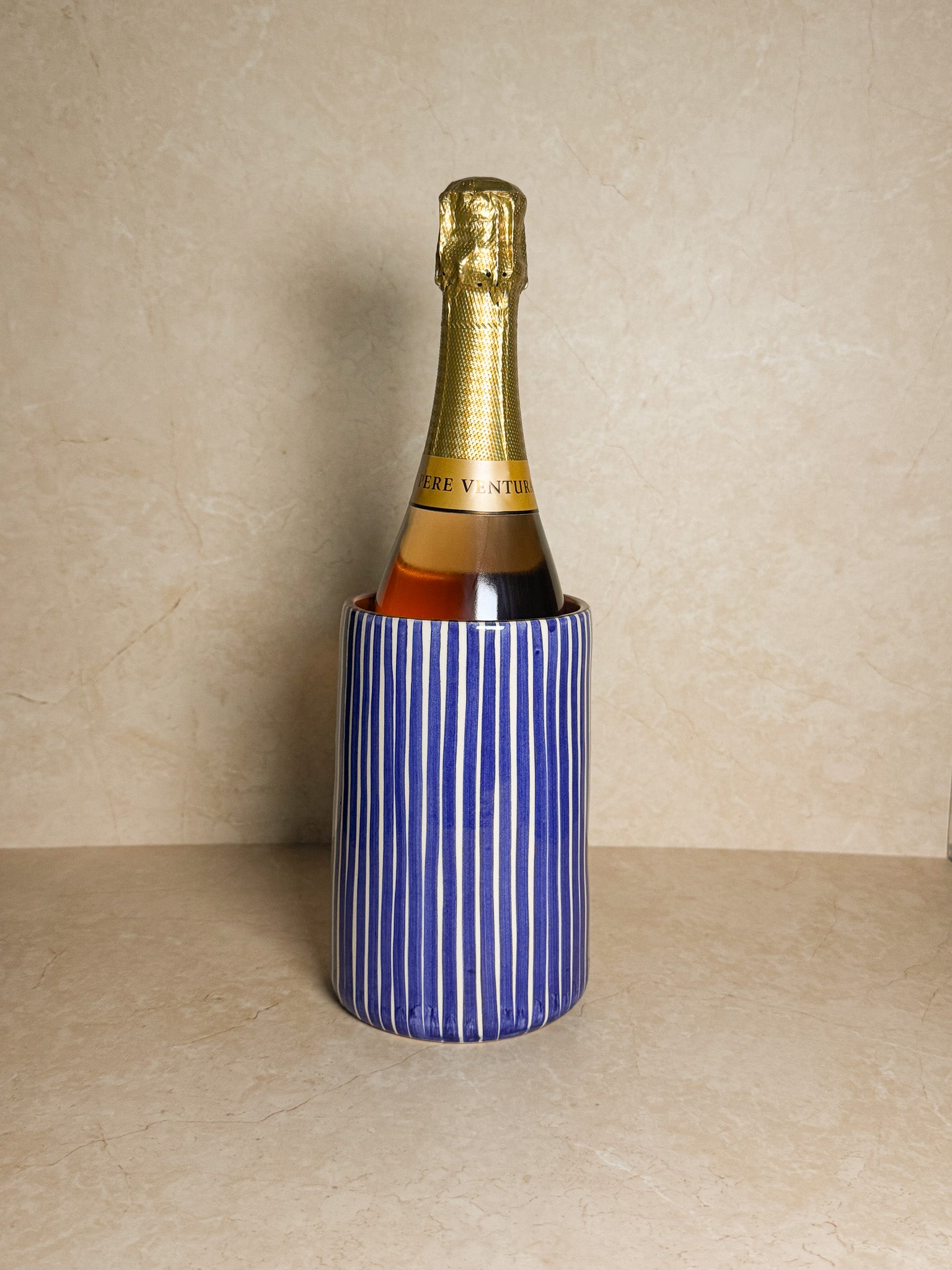 handgemaakte keramiek ronde vaas blauw wit gestreept uit portugal